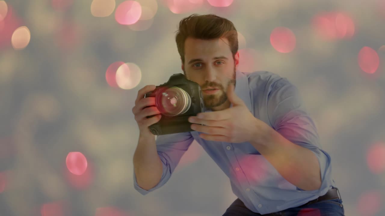 Fotograf løfter DSLR-kamera til øjet og komponerer et billede med animeret rød, gul, pink bokeh-overlay.