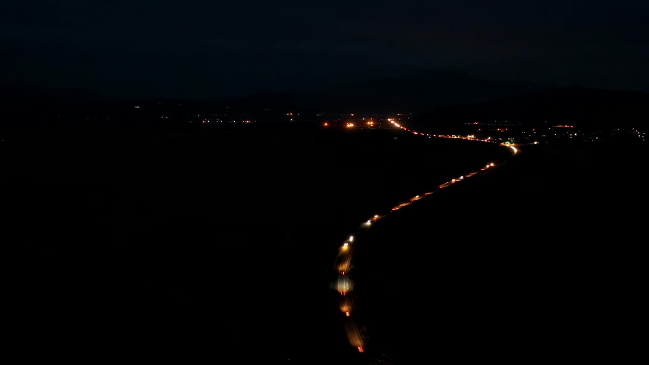 lapso de tiempo nocturno de los coches que se dirigen hacia un avión no tripulado