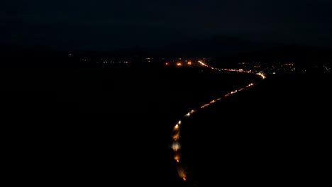 lapso de tiempo nocturno de los coches que se dirigen hacia un avión no tripulado