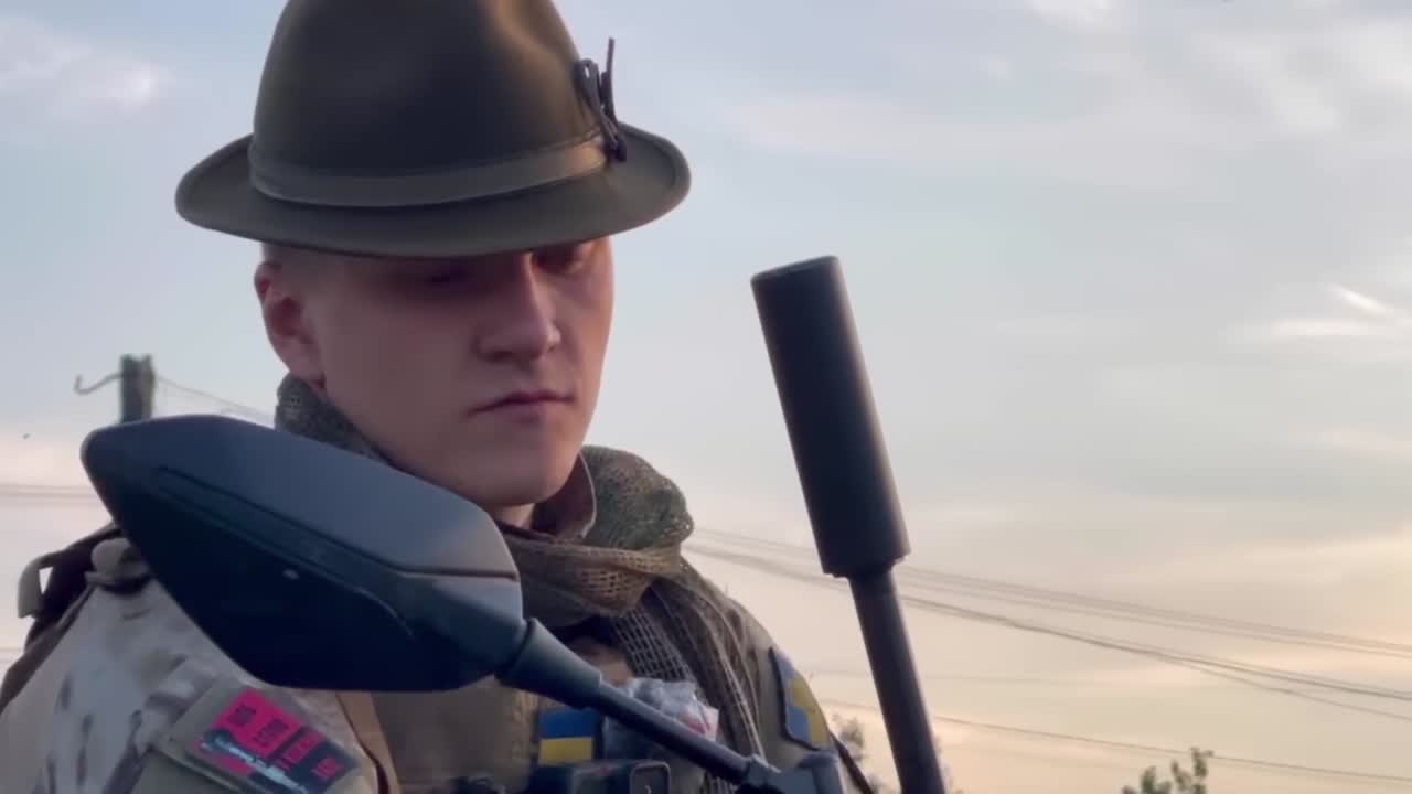 우크라이나 군인이 우크라이나 돈바스에서 전쟁의 최전선에서 atv를 타고 손에 총을 들고 내립니다.