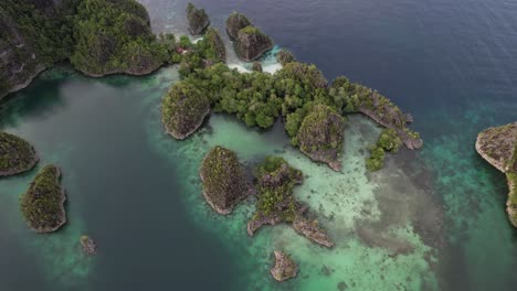 Nähere-Sicht-Von-Einer-Der-Kleinen-Inseln-In-Piaynemo,-Raja-Ampat,-Indonesien