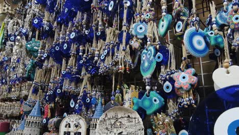 tiro de ángulo bajo de las decoraciones del mal de ojo