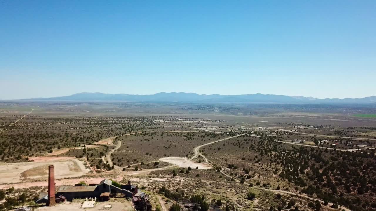 Città nel deserto e vecchia miniera di minerale d'argento abbandonata, vista aerea con drone in estate in Nevada.