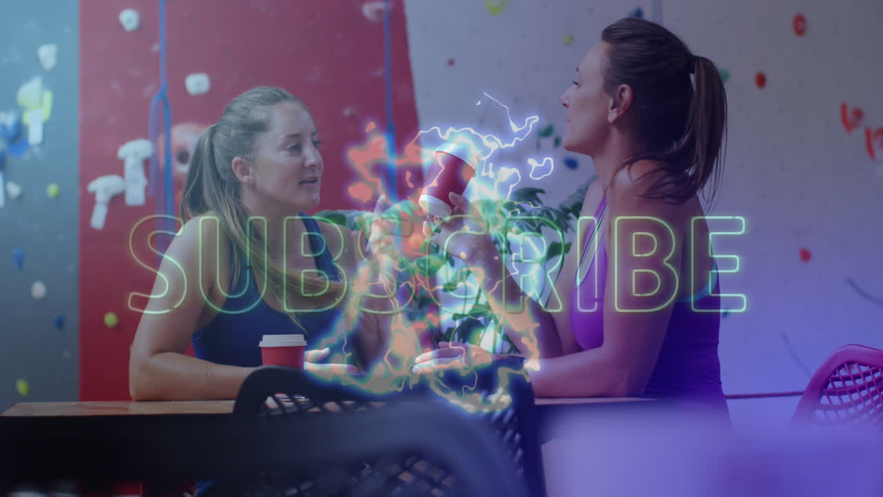 neon amarillo suscribirse a la pancarta de texto contra dos mujeres blancas en forma bebiendo café hablando en el gimnasio