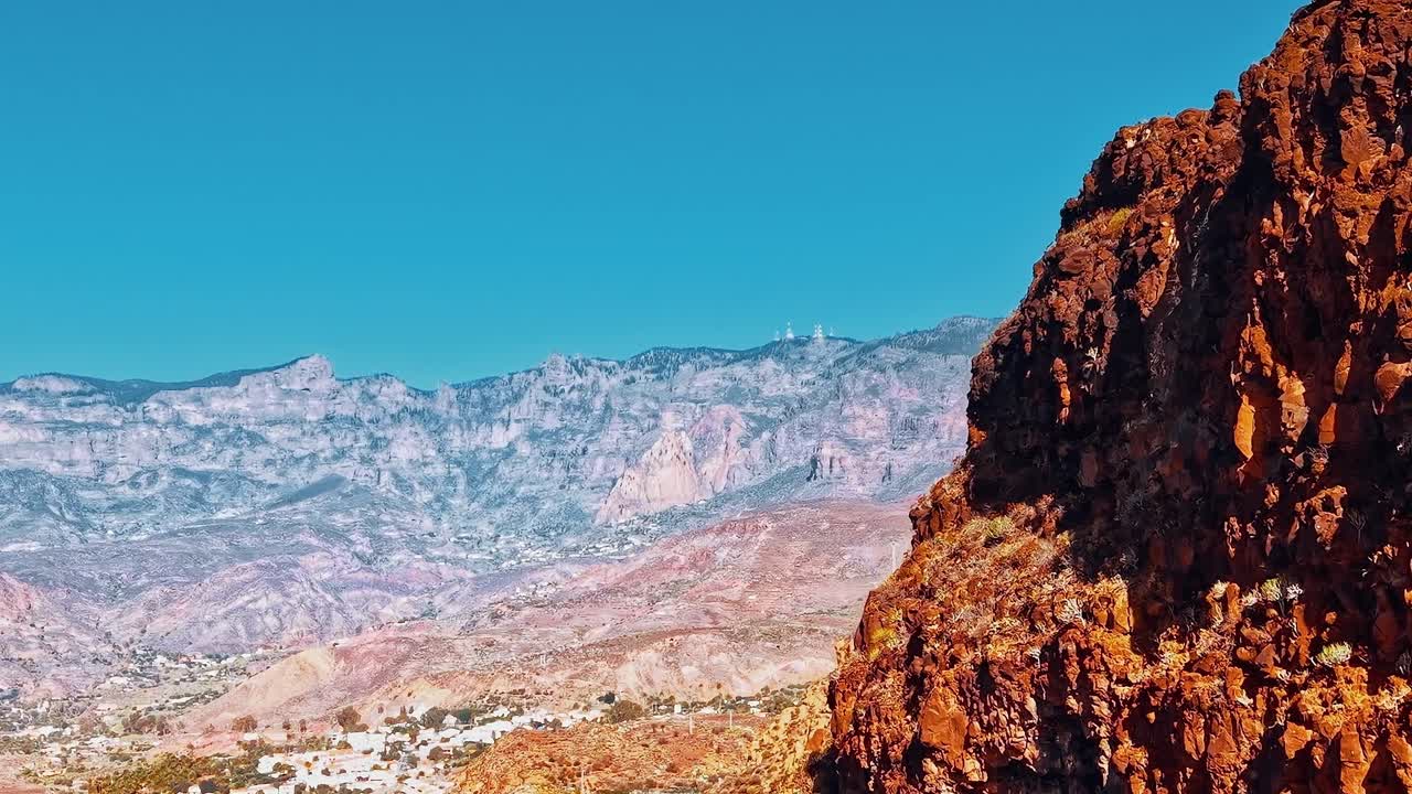Vista aerea di Gran Canaria che mostra rocce marroni e montagne distanti