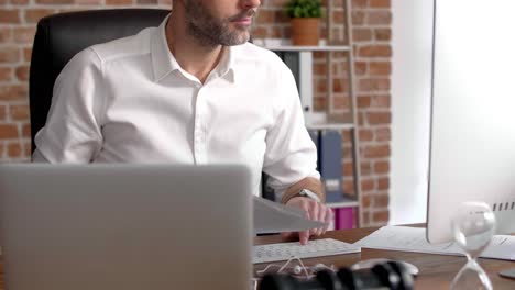 hombre ocupado trabajando con la tecnología