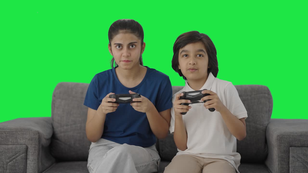 hermanos indios jugando videojuegos pantalla verde