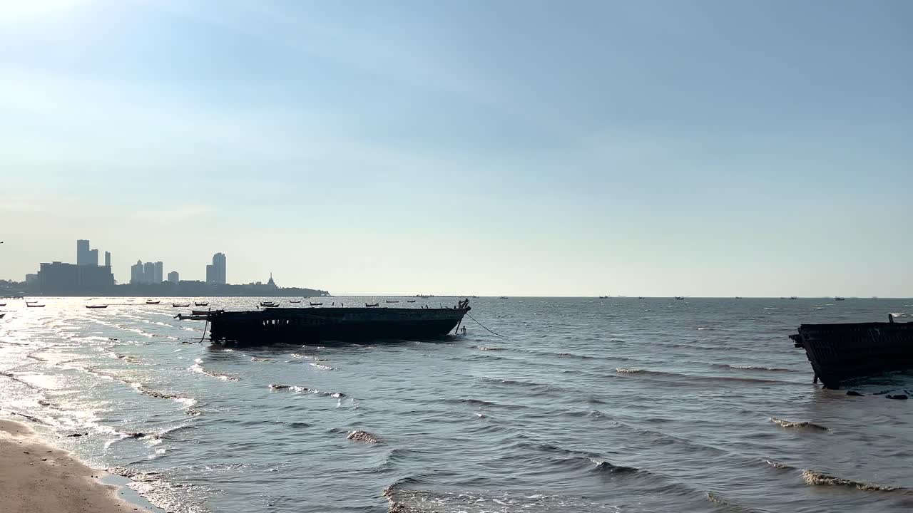 평온한 파타야 해안선에 버려진 배