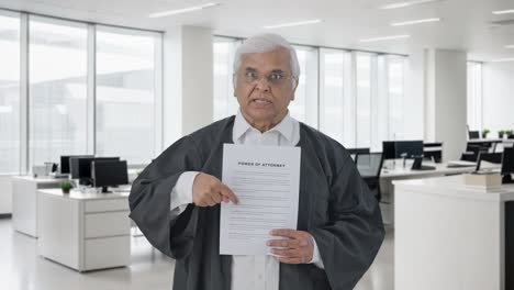 un abogado indio enojado presentando su caso en la corte