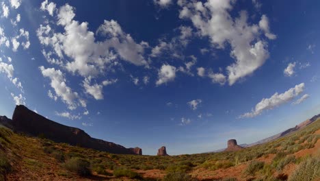 Zeitraffer-Der-Wolken,-Die-über-Der-Wüste-Von-Arizona-Vorbeiziehen