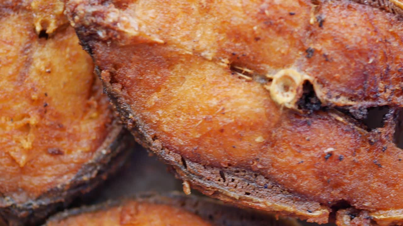 테이블 위에 접시에 요리 된 ilsha 생선의 가까운 ,