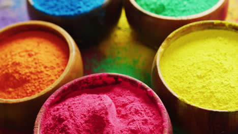 vídeo de primer plano de polvos y cuencos multicolores con espacio de copia en fondo negro