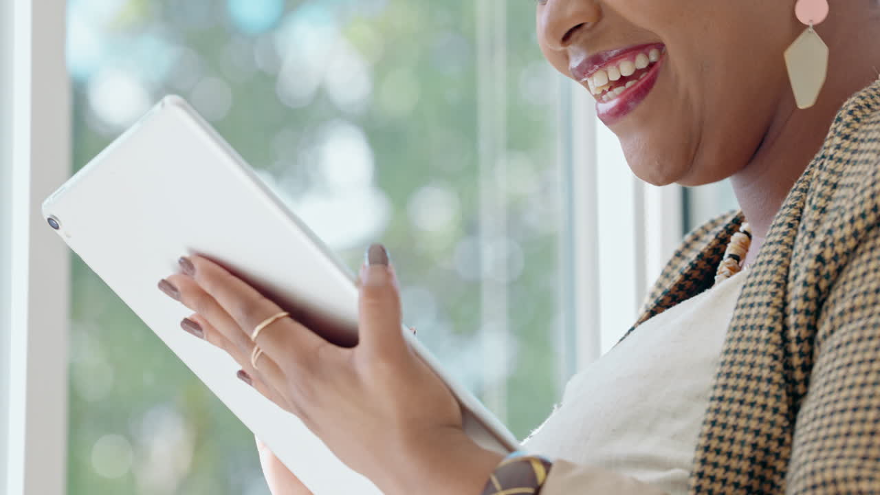 mujer de negocios, tableta de desplazamiento y wow