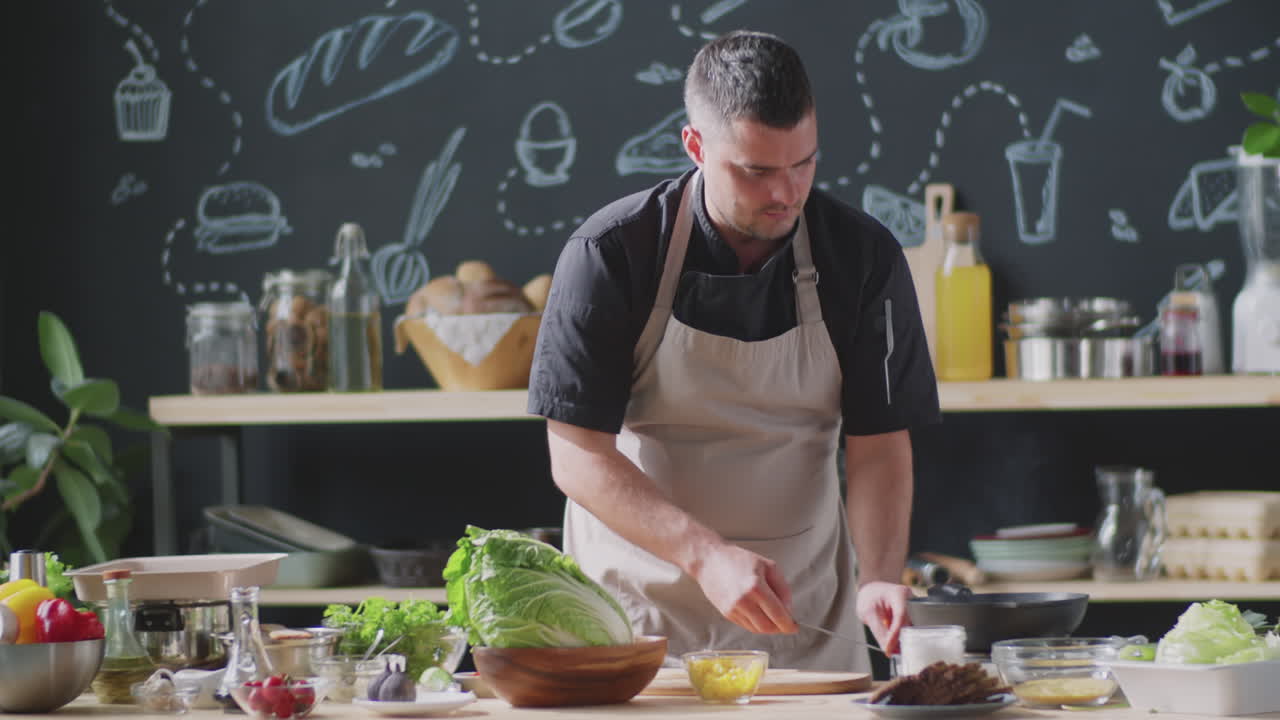 chef preparando una ensalada en una cocina