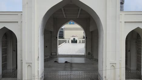 la mezquita nacional de baitul mukarram, en la ciudad de dhaka, bangladesh