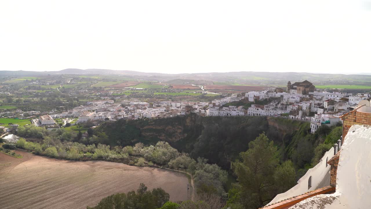 Splendido paesaggio spagnolo con un borgo di case bianche.
