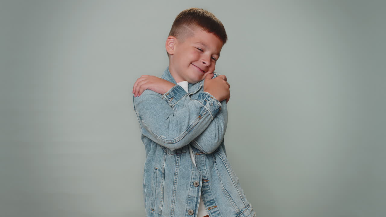 웃는 만적 인 유아 소년은 공기 키스를 많이 보내며 웃고, 당신을 그리워하고, 사랑의 감정을 느니다.