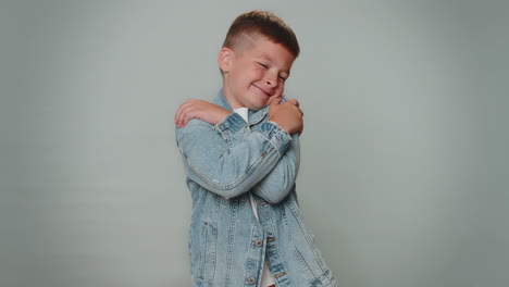sonriendo romántico niño pequeño niño enviando muchos besos de aire sonriendo, extrañándote, sentimientos de amor