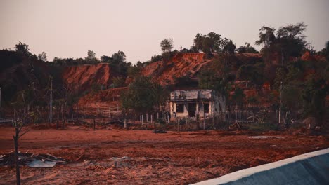 Altes,-Heruntergekommenes-Haus-In-Der-Nähe-Einer-Roten-Schlucht-In-Vietnam