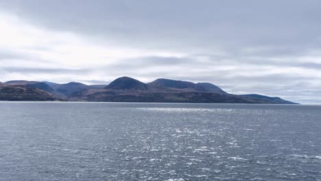 una vista panorámica de la escarpada y remota isla de aran en el firth of clyde, escocia, reino unido