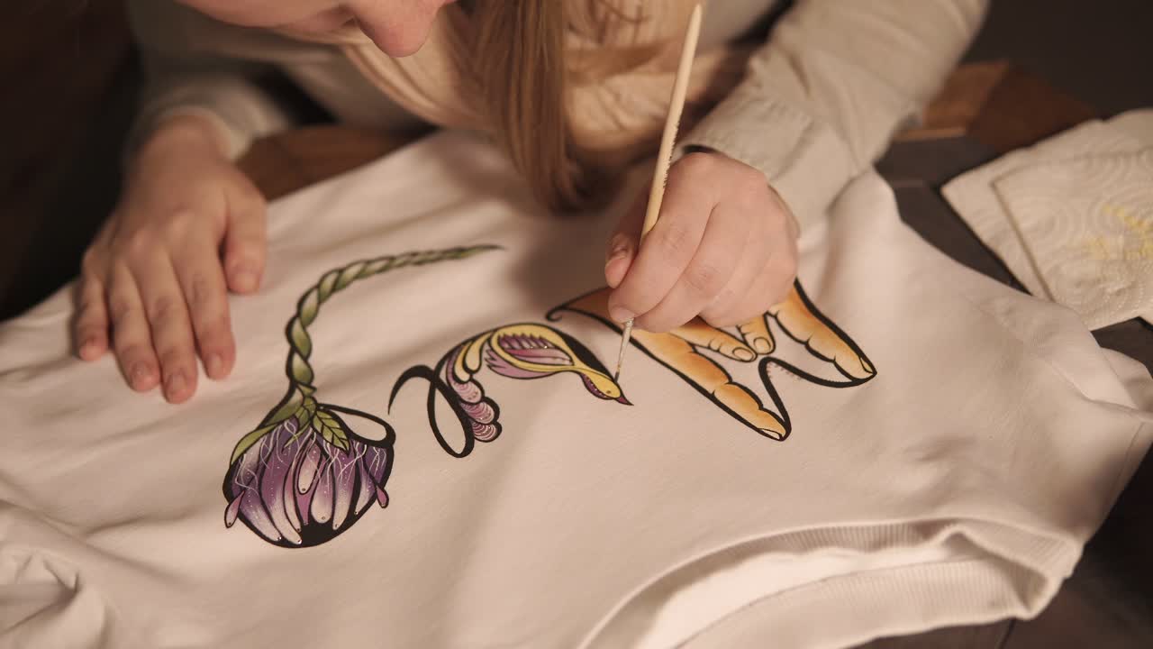 여자 는 티셔츠 에 디자인 을 그린다