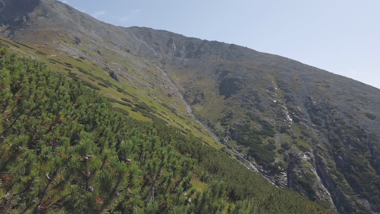 vista asombrosa desde la ruta de senderismo hasta la montaña krivan en los altos tatras en eslovaquia - toma aérea
