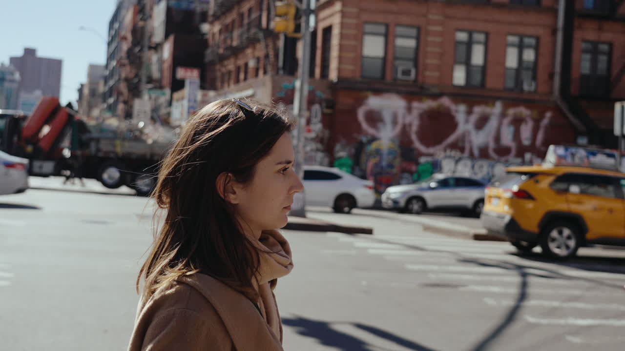 Mujer caminando por una calle de la ciudad de Nueva York