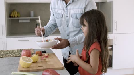 papá disfrutando de la cena con la hija pequeña