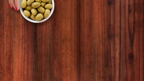 ofrecimiento de aceitunas verdes
