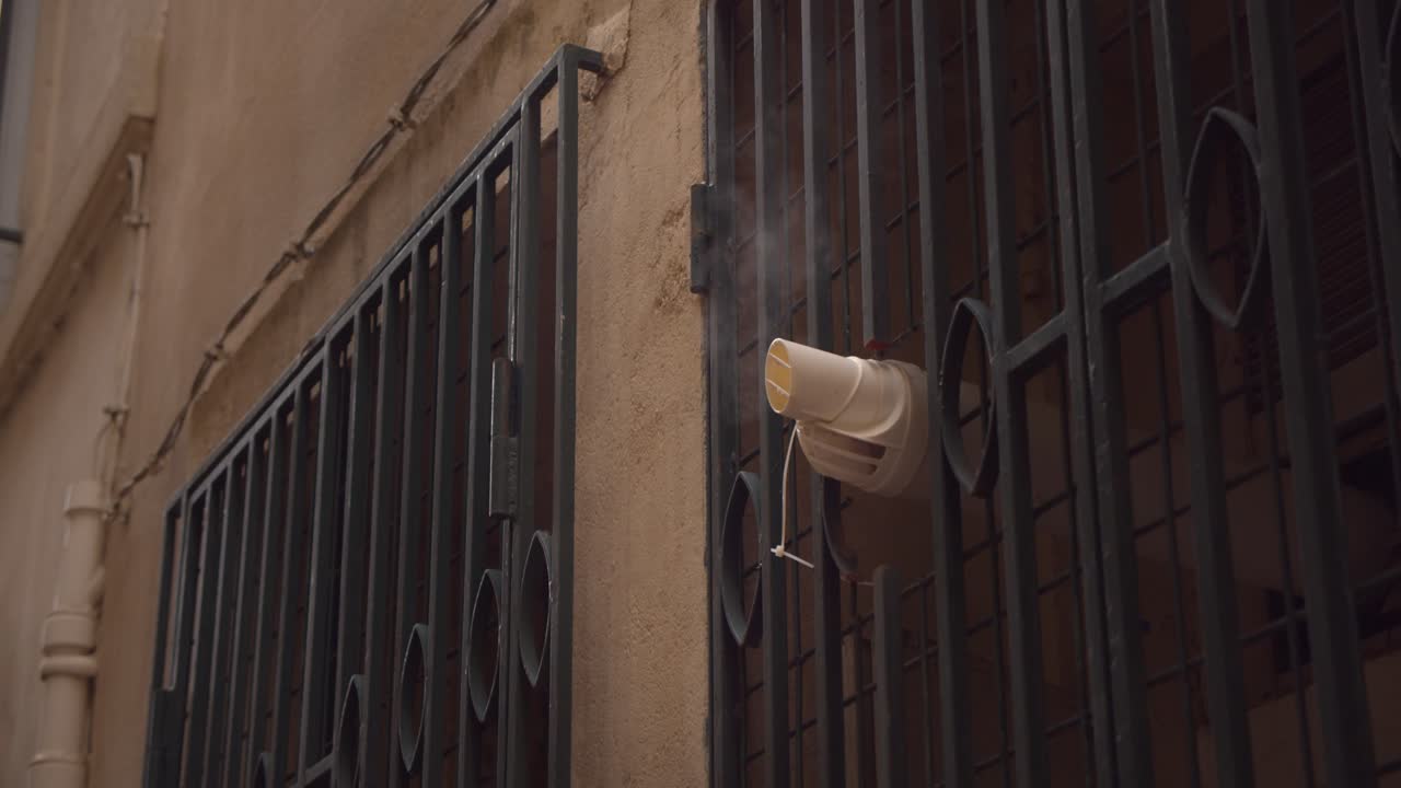 Inquadratura dal basso con gimbal della bocchetta dell'aria di un condizionatore portatile.