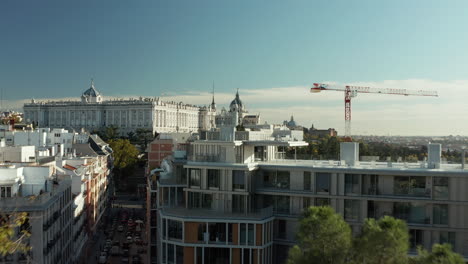 Los-Delanteros-Vuelan-Por-Encima-De-Los-Edificios-De-Apartamentos-De-La-Ciudad.-Revelando-Un-Enorme-Y-Bonito-Edificio-Del-Palacio-Real.