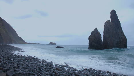 ribeira da janela porto moniz seixal madeira roca con el mar inquieto las olas del océano playa en un día nublado