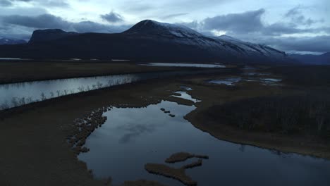 Naturaleza-Dramática-Con-Pantanos-Cerca-De-Las-Montañas-Kebnekaise-En-Laponia,-Suecia