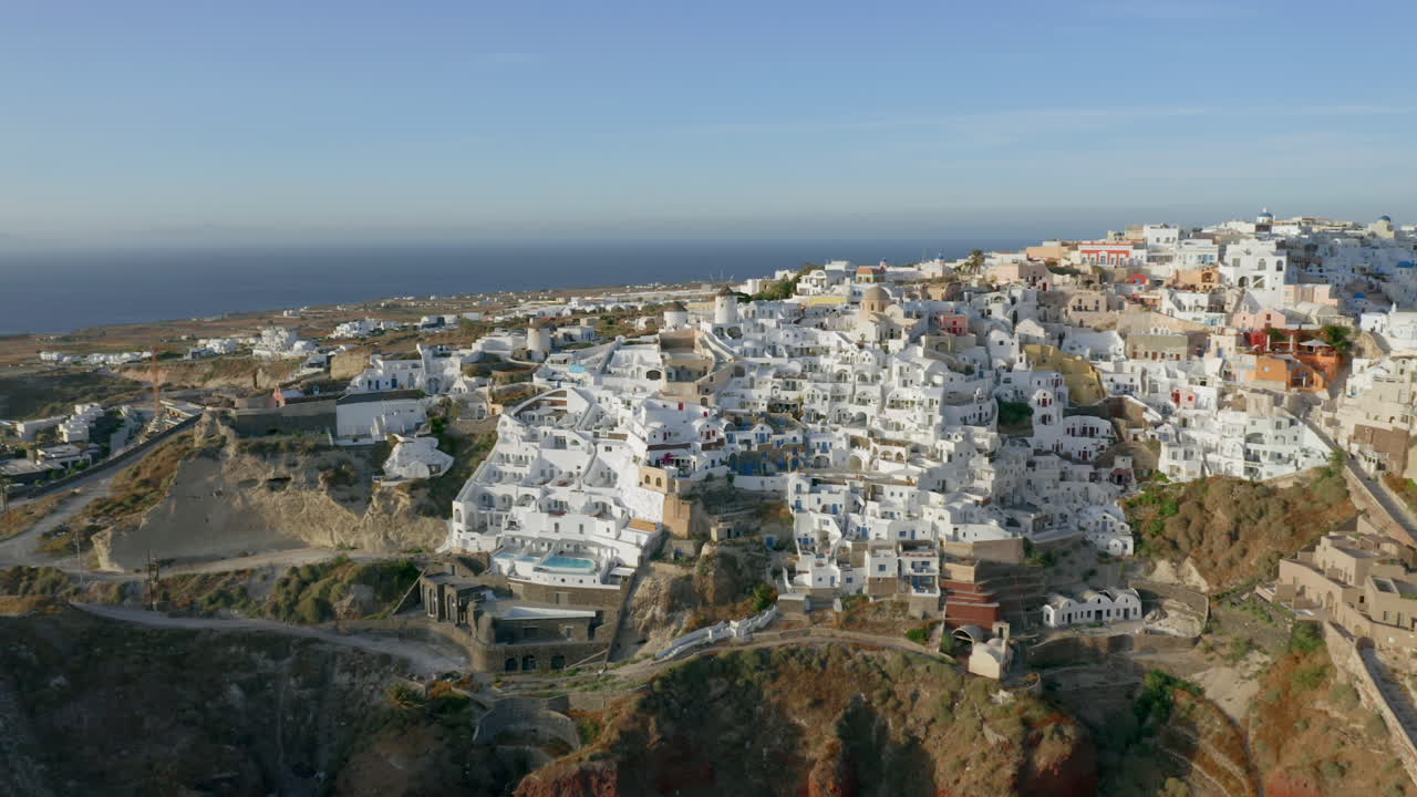 antena: vista de pájaro de oia en santorini, grecia durante la puesta de sol, 4k prores