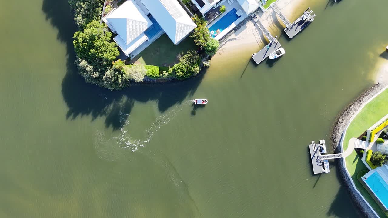 드론은 넓은 해변을 항해하는 배를 포착합니다.
