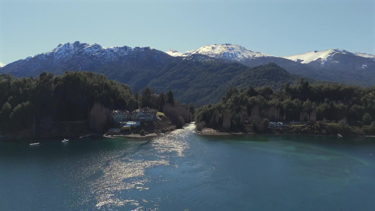 Panoramica scenografica dell'Hotel e Ponte Lago Correntoso, Nahuel Huapi, Ande, Argentina.