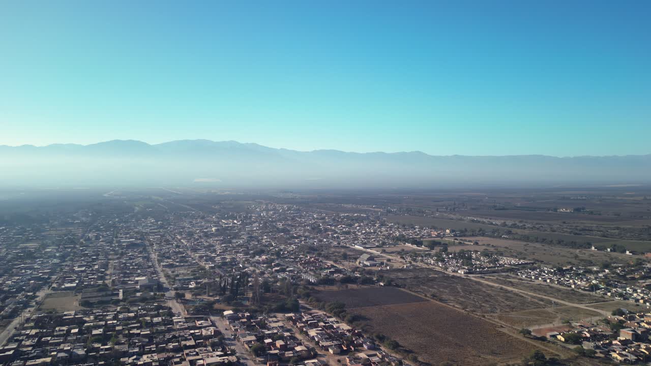 Vista aerea panoramica di un villaggio in un’ampia valle montana