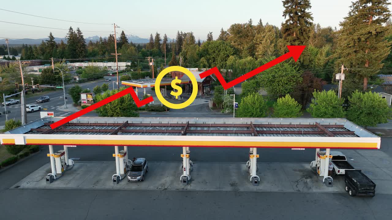 미국 주유소 위에서 가격 상승을 묘사하는 애니메이션 화살표