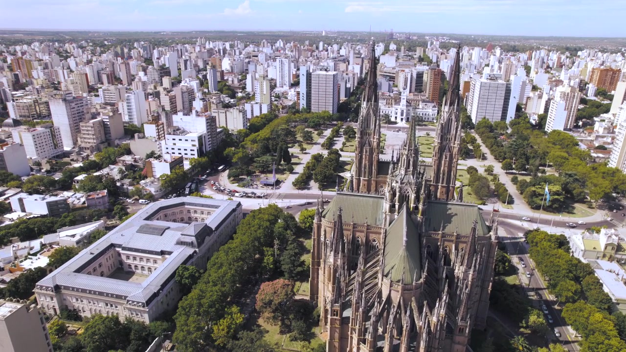 Vista aerea con drone 4K della Cattedrale di La Plata a Buenos Aires, Argentina. L'iconica cattedrale neogotica che si affaccia su Plaza Moreno, circondata da architettura storica e dal paesaggio urbano di