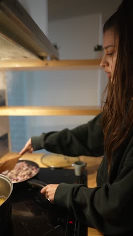 mujer cocinando en casa