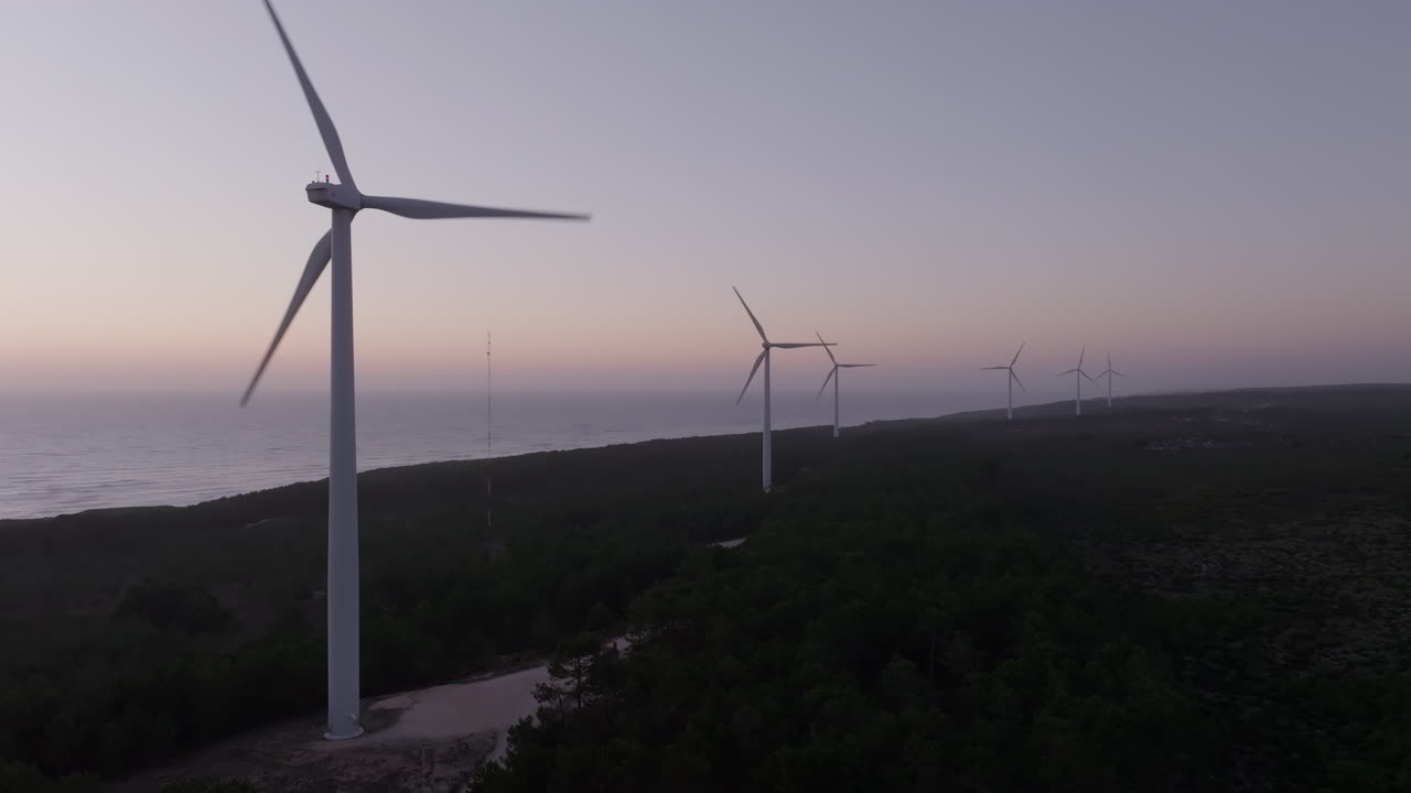 parque eólico costero al amanecer o al atardecer