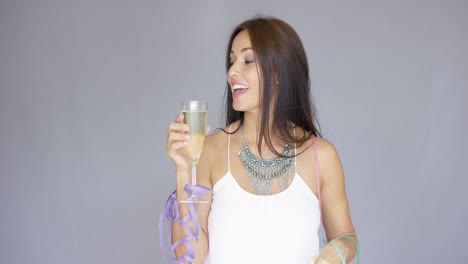 una joven linda y alegre festejando el año nuevo.