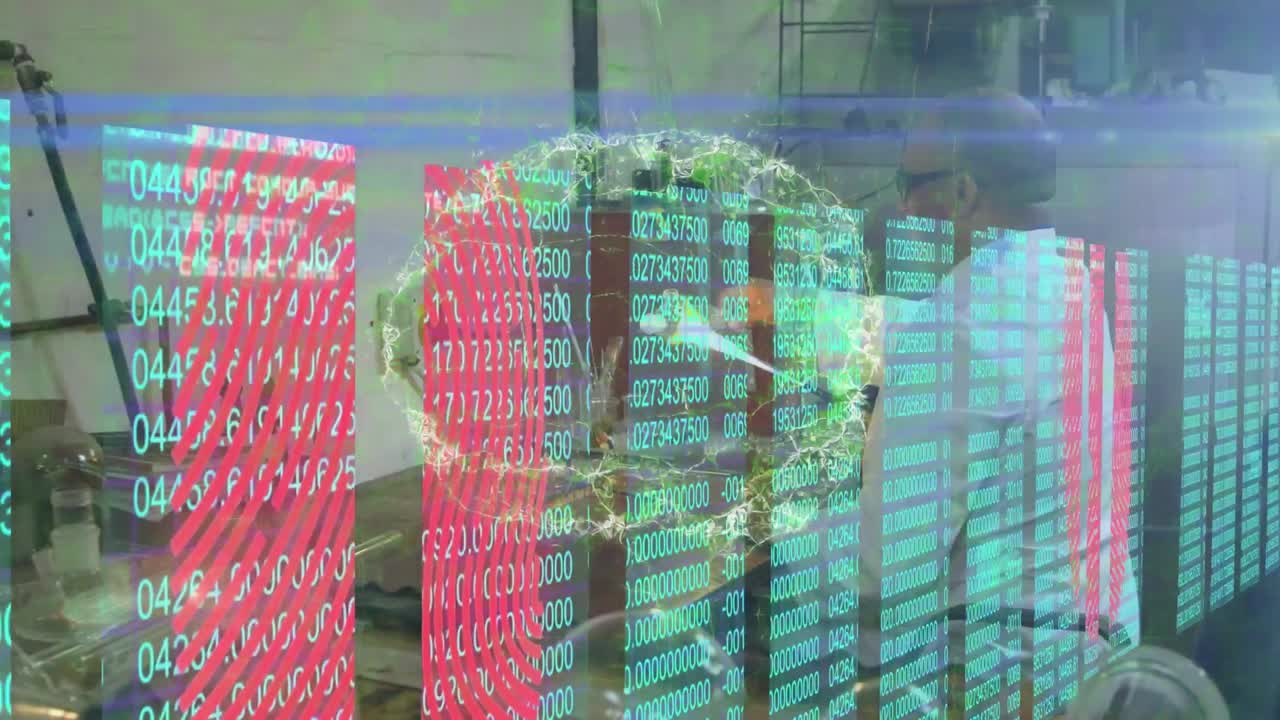 animación del cerebro digital y el procesamiento de datos sobre un científico masculino biracial que trabaja en el laboratorio