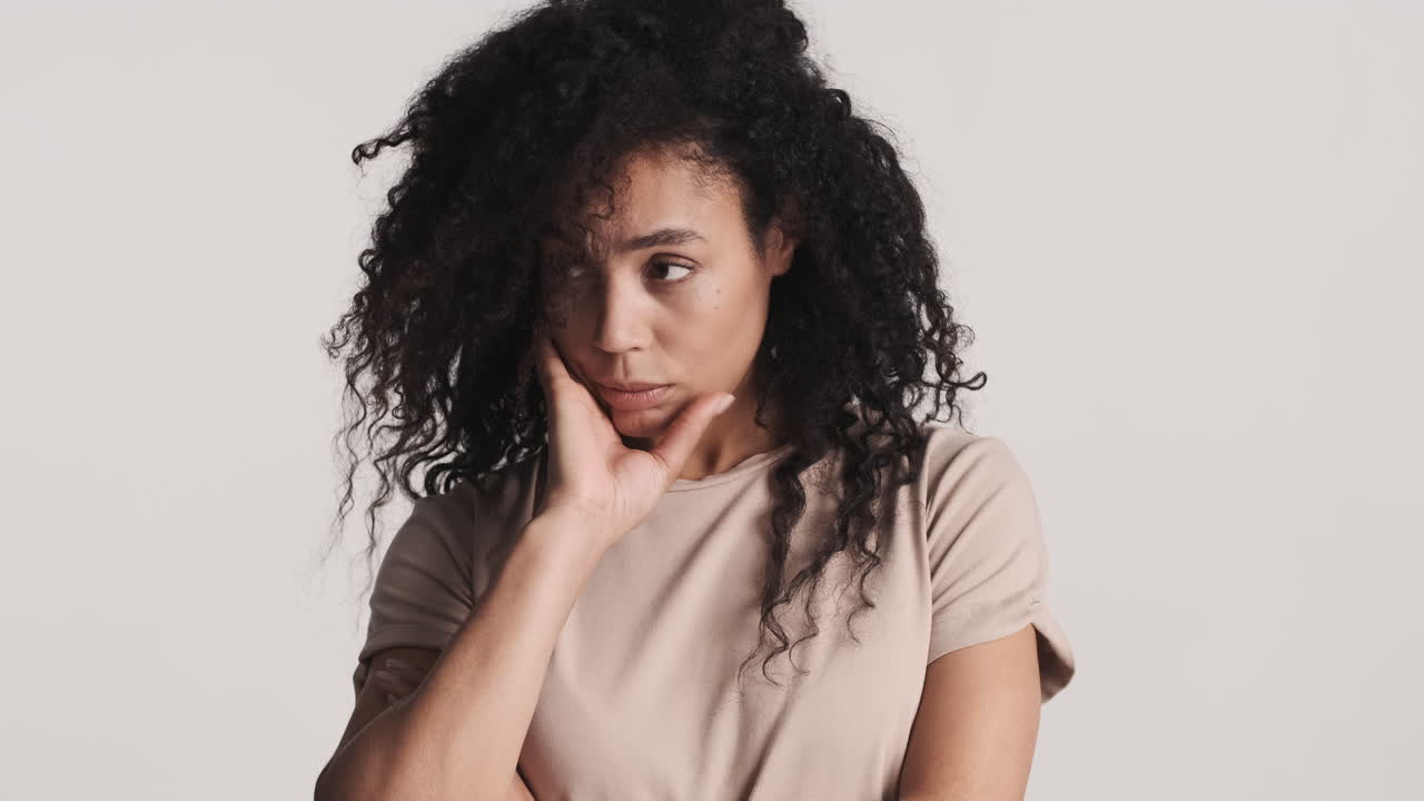 Donna afroamericana offesa su sfondo bianco