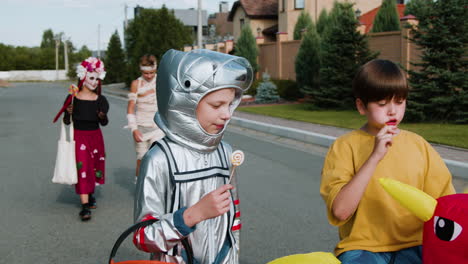 kinder auf halloween