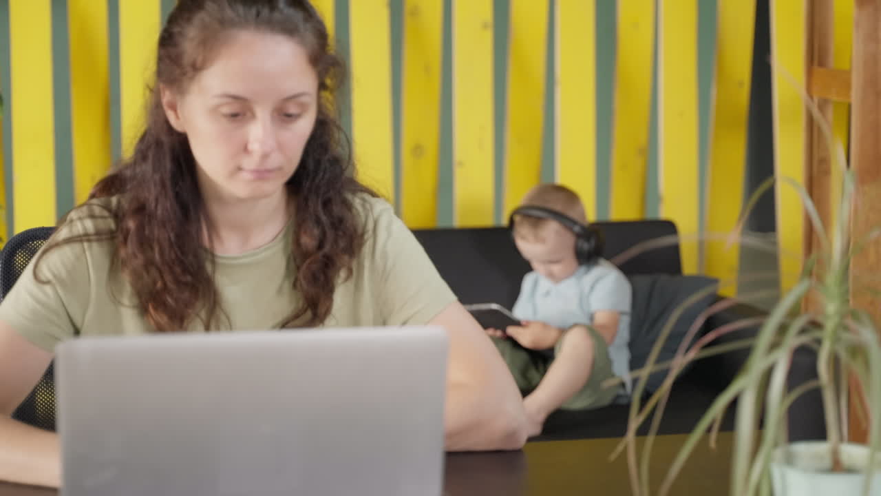 madre que trabaja desde casa con el niño