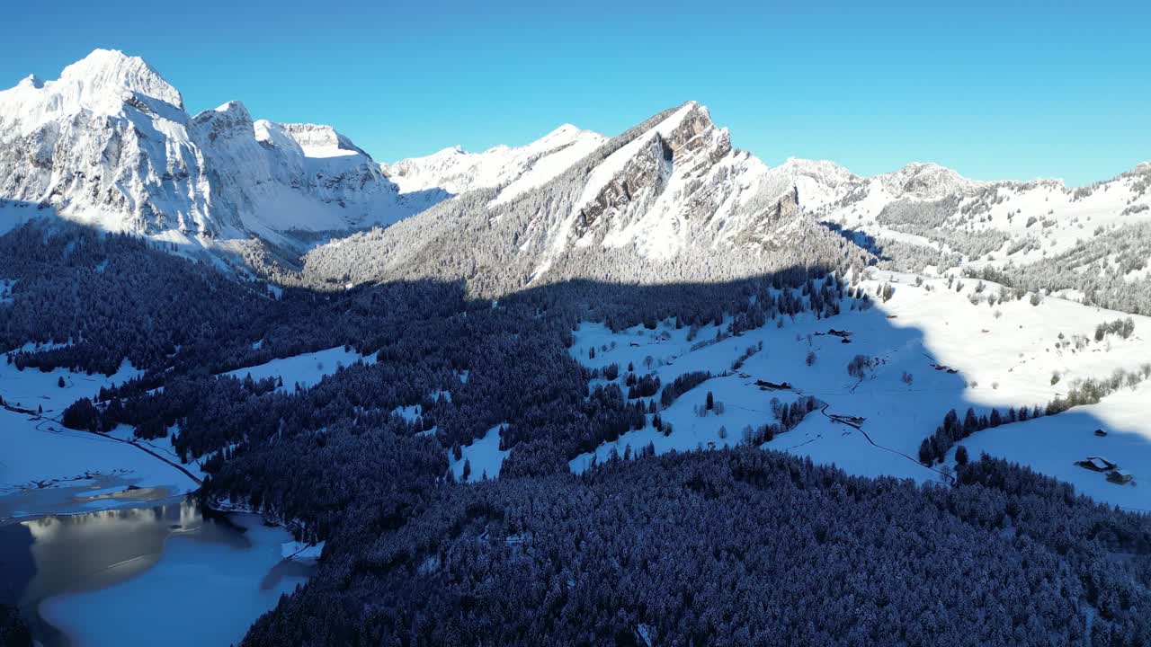 Obersee, İsviçre, Glarus'un alçalan havadan çekimi göldeki yansımaları gösteriyor.
