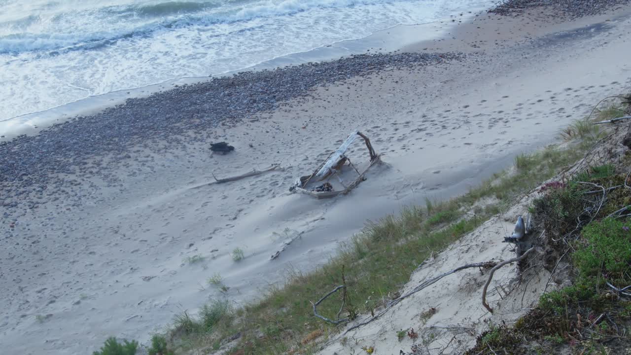 construcción hecha de madera tirada en la playa junto al mar