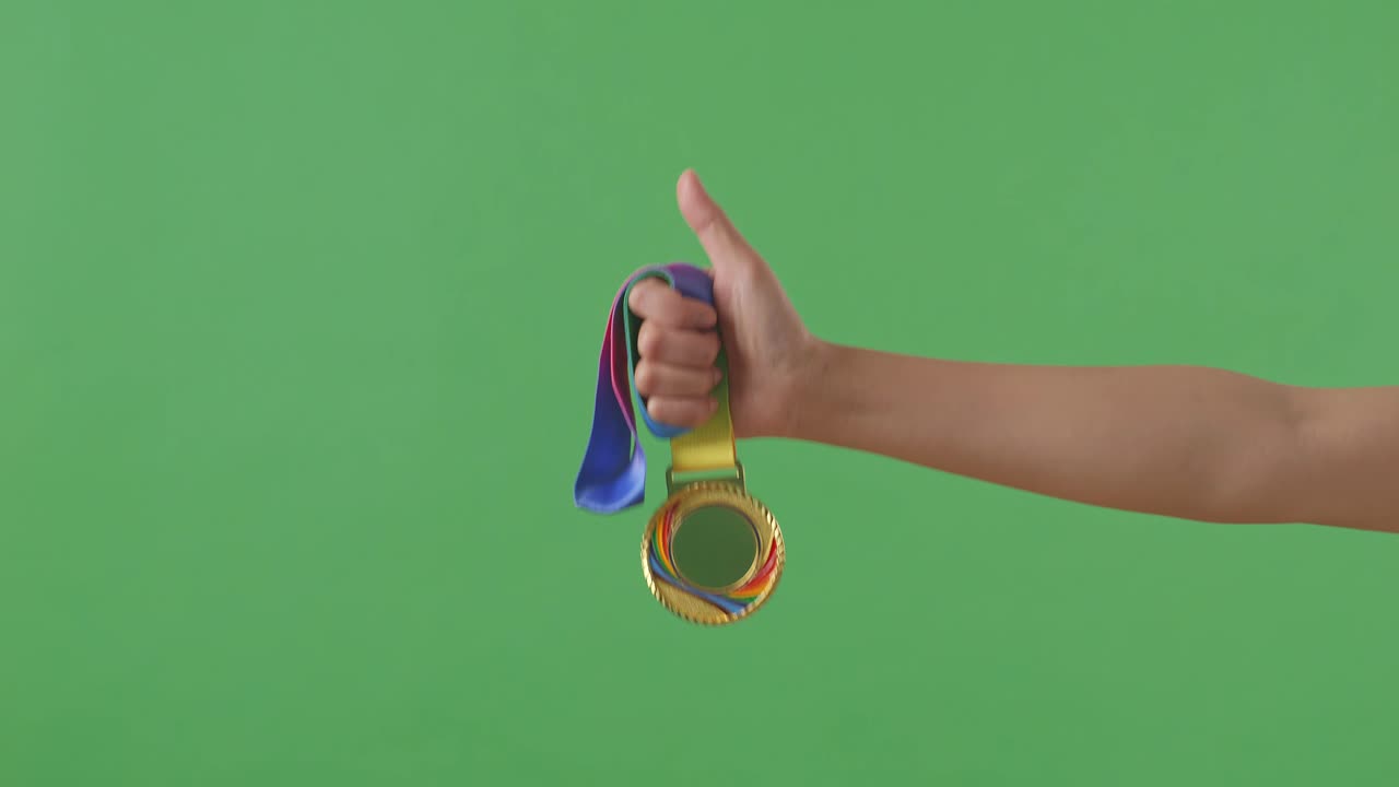 손에 금메달을 들고 녹색 스크린 배경