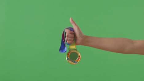 손에 금메달을 들고 녹색 스크린 배경